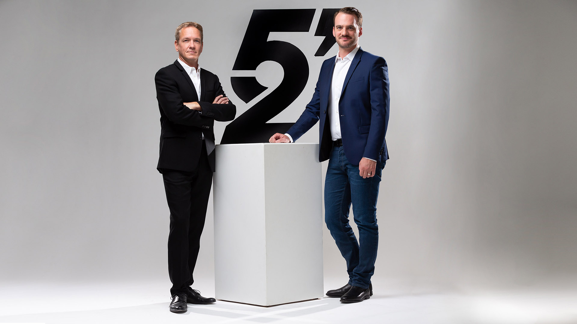 L'émission 52 minutes, présenté par Vincent Veillon et Vincent Kucholl, sera diffusée toutes les deux semaines, le samedi à 20h10.